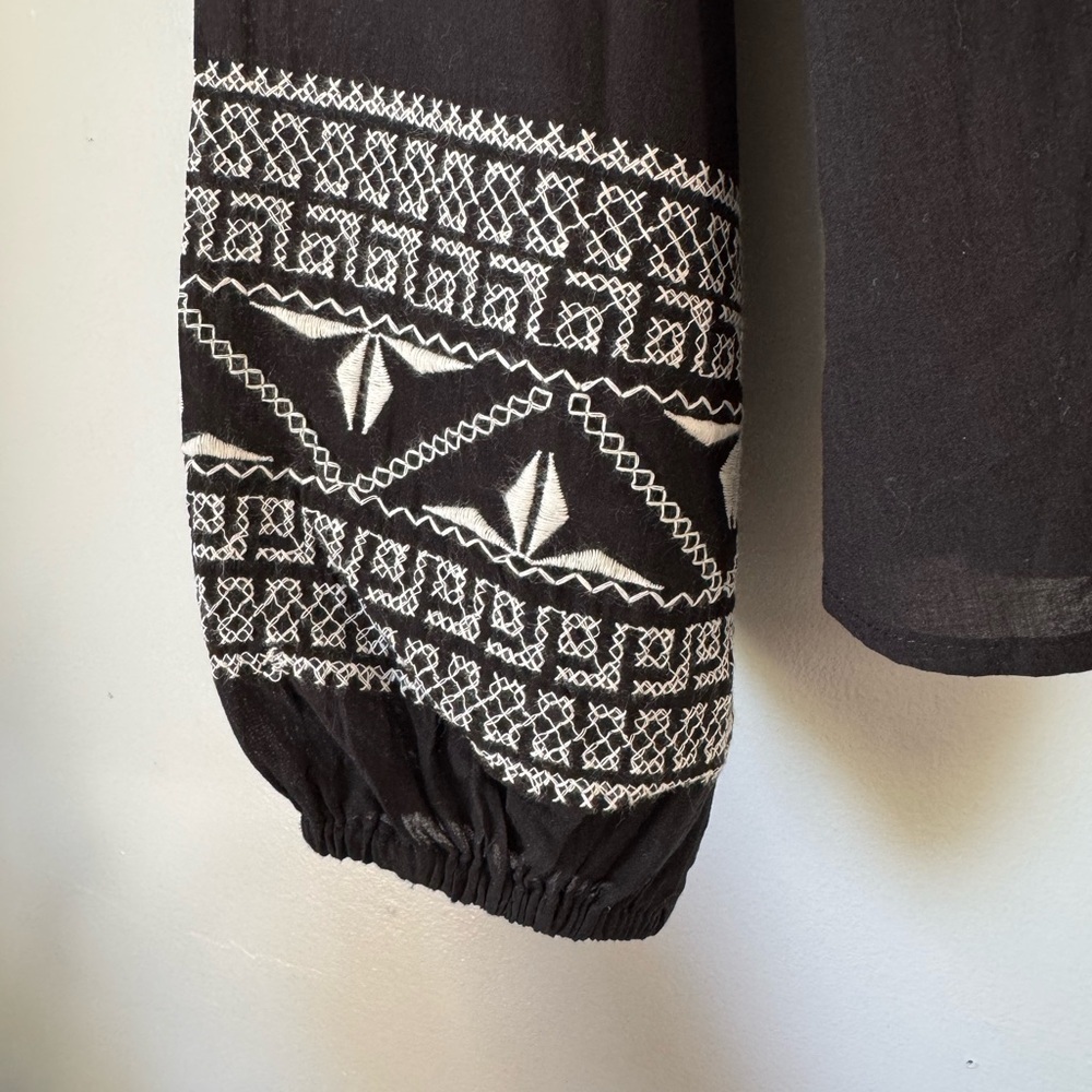 Universal Thread Black Cropped Embroidered Women's Top Size Medium Lightweight - Picture 6 of 6